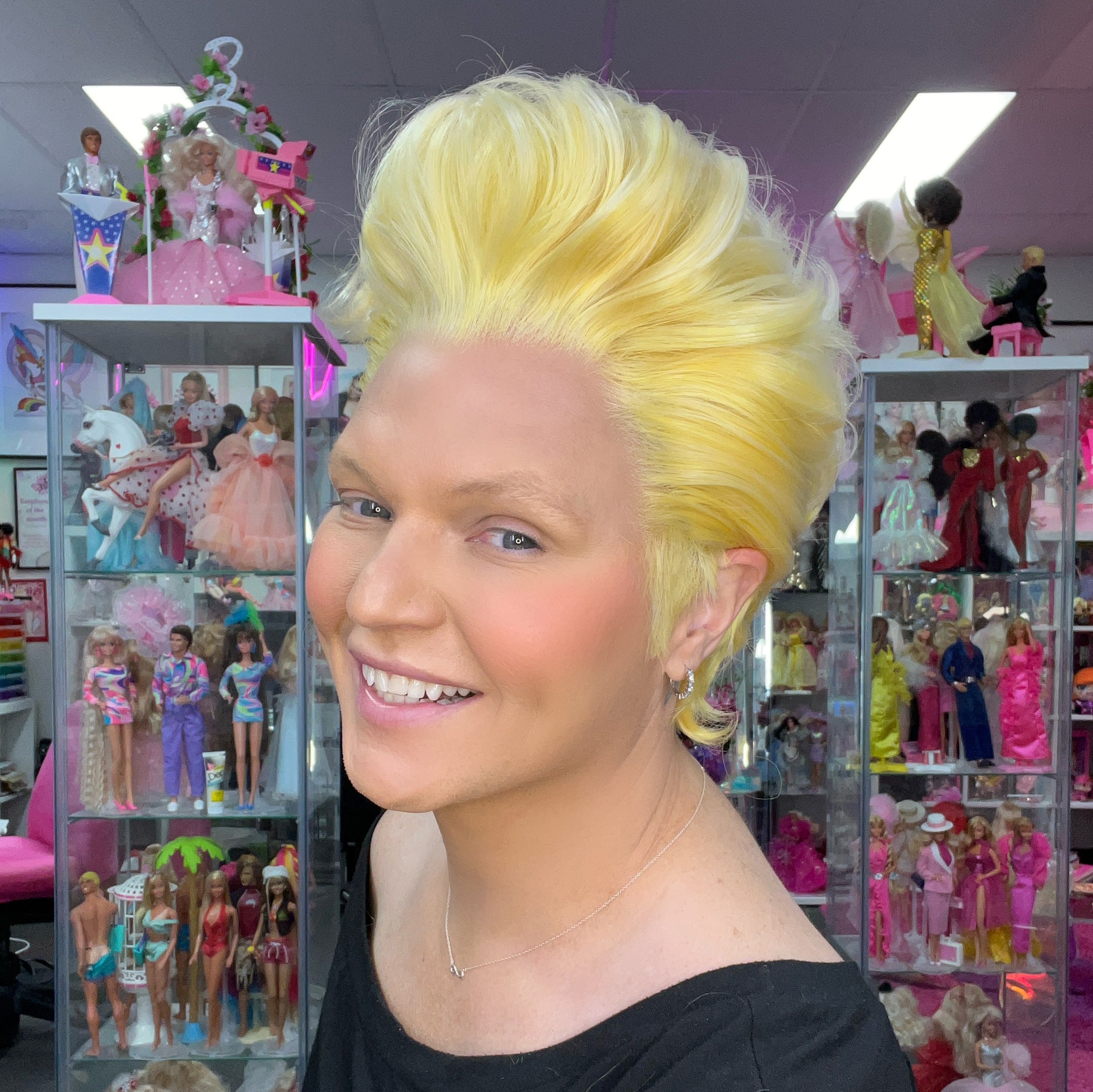 WIGS-BY-VANITY-THE-KING-MATTEL-BLONDE-1
