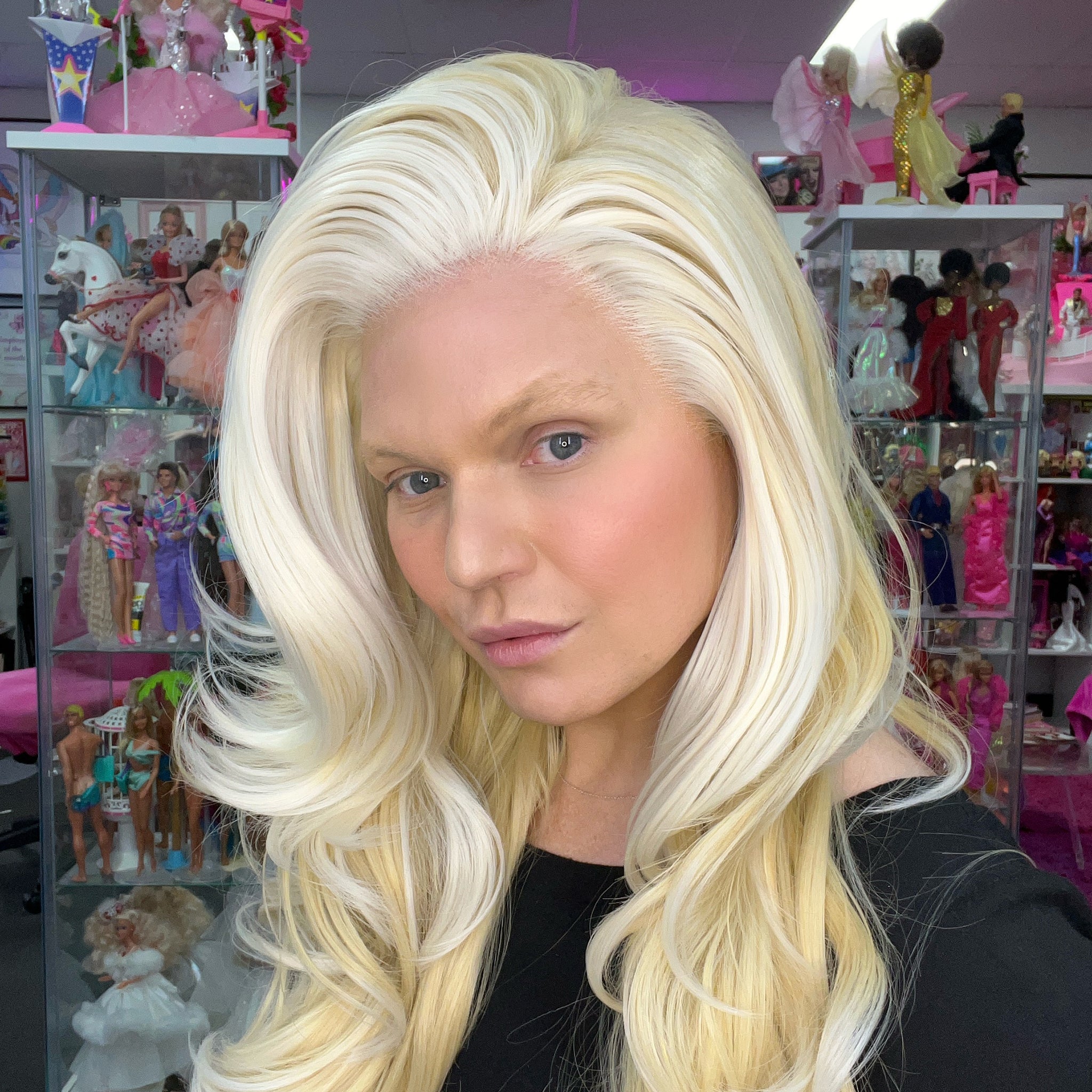 WIGS-BY-VANITY-ULTIMATE-VANITY-BOMBSHELL-SWISS-LACE-1_9354756f-f676-4241-b968-c3587587ea01