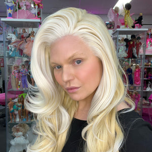WIGS-BY-VANITY-ULTIMATE-VANITY-BOMBSHELL-SWISS-LACE-1_9354756f-f676-4241-b968-c3587587ea01